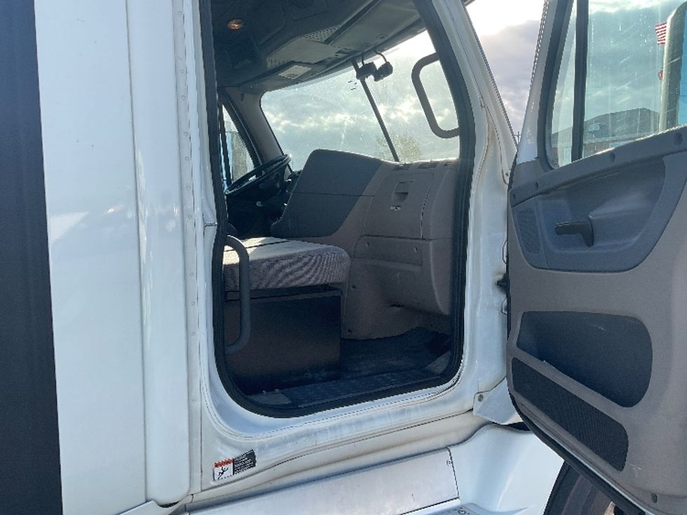 Day Cab Tractor-Heavy Duty Tractors-Freightliner-2018-Cascadia 12564ST-Nashville-TN-250,412\n\t\tmiles-$ 46,500 - Image 12