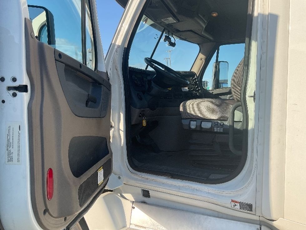 Day Cab Tractor-Heavy Duty Tractors-Freightliner-2018-Cascadia 12564ST-Nashville-TN-250,412\n\t\tmiles-$ 46,500 - Image 9