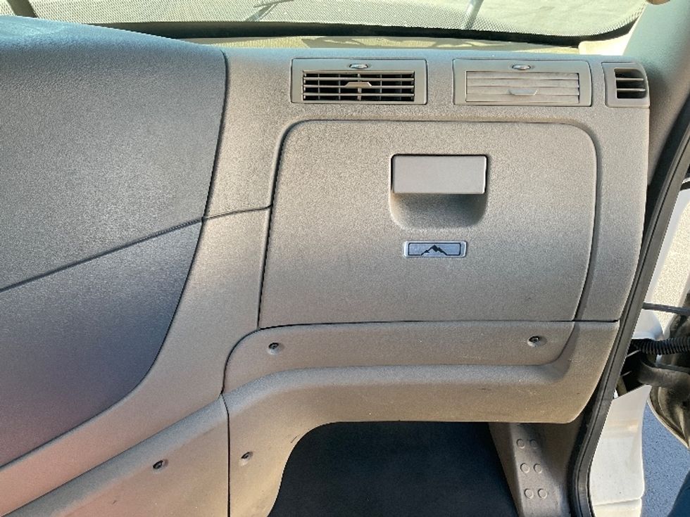 Day Cab Tractor-Heavy Duty Tractors-Freightliner-2018-Cascadia 12564ST-New Castle-DE-305,240\n\t\tmiles-$ 47,000 - Image 13