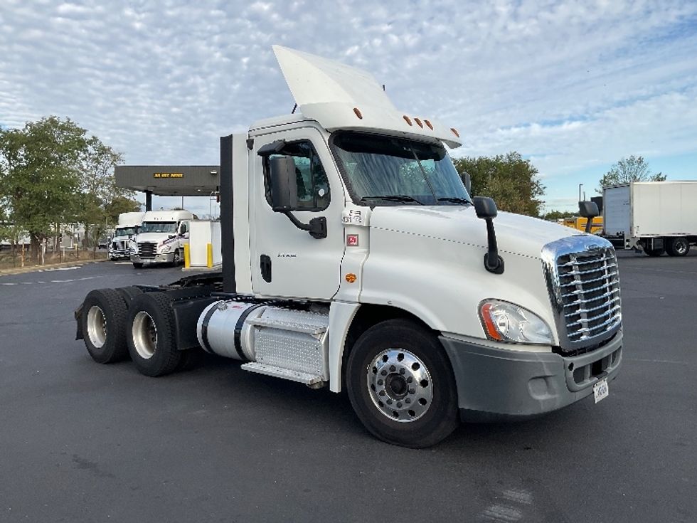 Day Cab Tractor-Heavy Duty Tractors-Freightliner-2018-Cascadia 12564ST-New Castle-DE-356,700\n\t\tmiles-$ 44,500 - Image 1