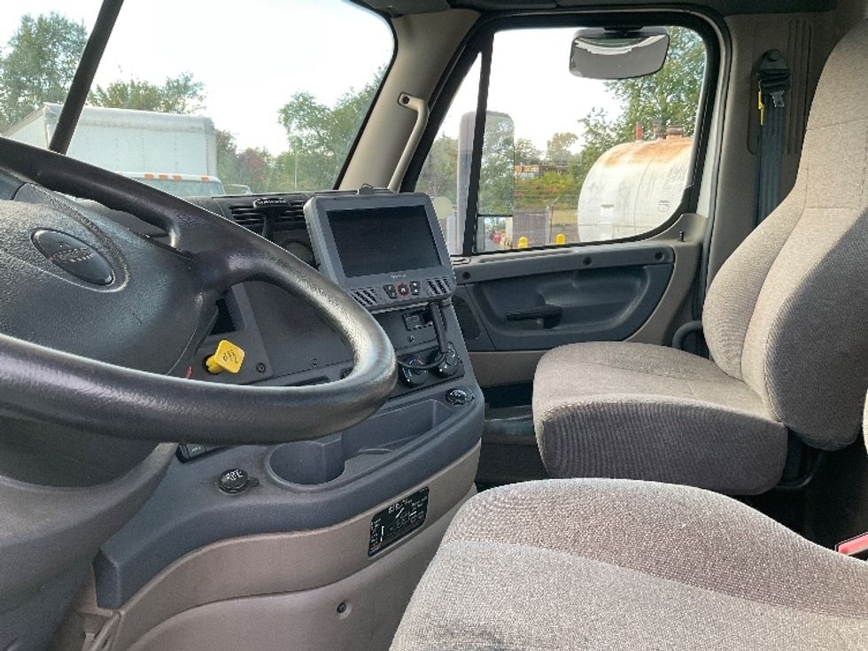 Day Cab Tractor-Heavy Duty Tractors-Freightliner-2018-Cascadia 12564ST-New Castle-DE-356,700\n\t\tmiles-$ 44,500 - Image 10