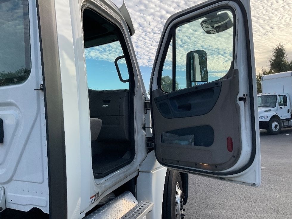 Day Cab Tractor-Heavy Duty Tractors-Freightliner-2018-Cascadia 12564ST-New Castle-DE-356,700\n\t\tmiles-$ 44,500 - Image 12
