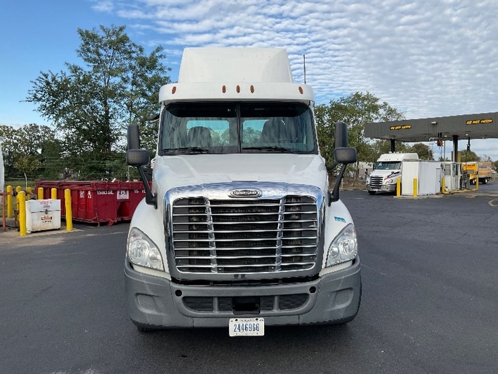 Day Cab Tractor-Heavy Duty Tractors-Freightliner-2018-Cascadia 12564ST-New Castle-DE-356,700\n\t\tmiles-$ 44,500 - Image 2