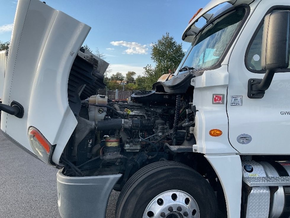 Day Cab Tractor-Heavy Duty Tractors-Freightliner-2018-Cascadia 12564ST-New Castle-DE-357,888\n\t\tmiles-$ 33,500 - Image 16