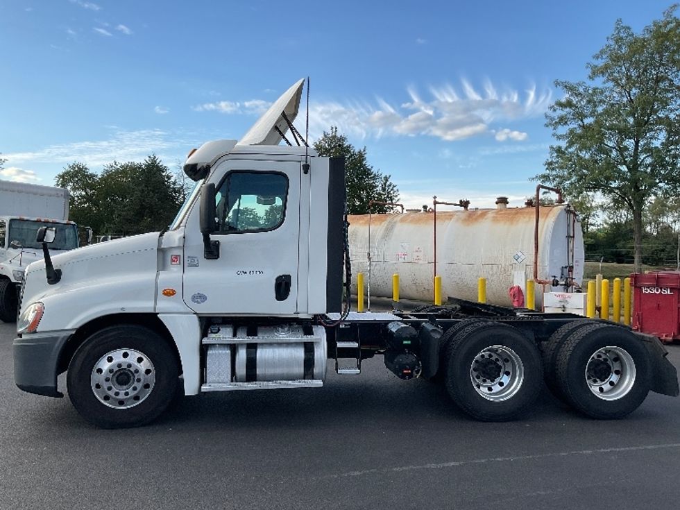 Day Cab Tractor-Heavy Duty Tractors-Freightliner-2018-Cascadia 12564ST-New Castle-DE-357,888\n\t\tmiles-$ 33,500 - Image 4