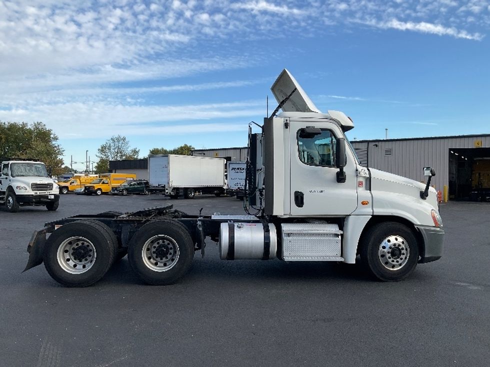 Day Cab Tractor-Heavy Duty Tractors-Freightliner-2018-Cascadia 12564ST-New Castle-DE-357,888\n\t\tmiles-$ 33,500 - Image 8