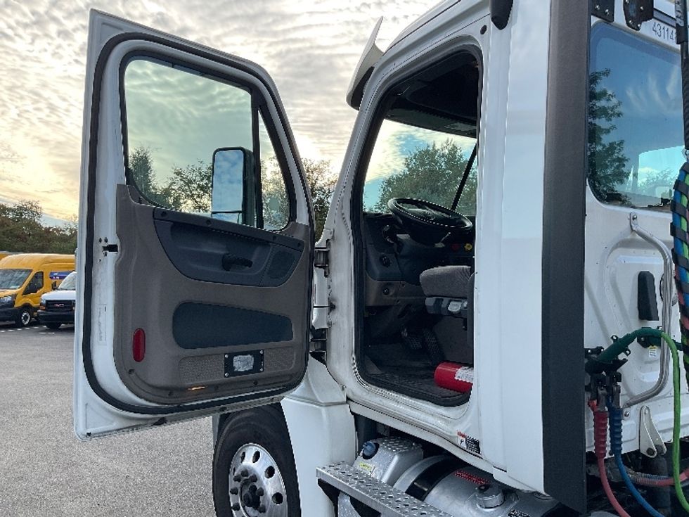 Day Cab Tractor-Heavy Duty Tractors-Freightliner-2018-Cascadia 12564ST-New Castle-DE-357,888\n\t\tmiles-$ 33,500 - Image 9