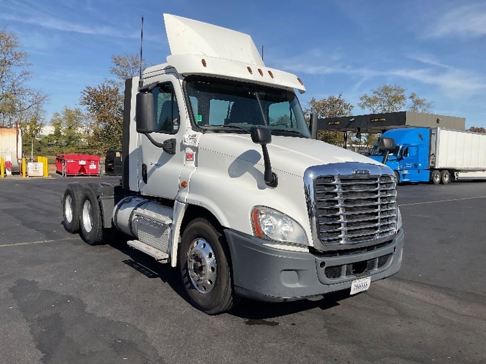 Day Cab Tractor-Heavy Duty Tractors-Freightliner-2018-Cascadia 12564ST-New Castle-DE-398,362\n\t\tmiles-$ 42,250 - Image 1