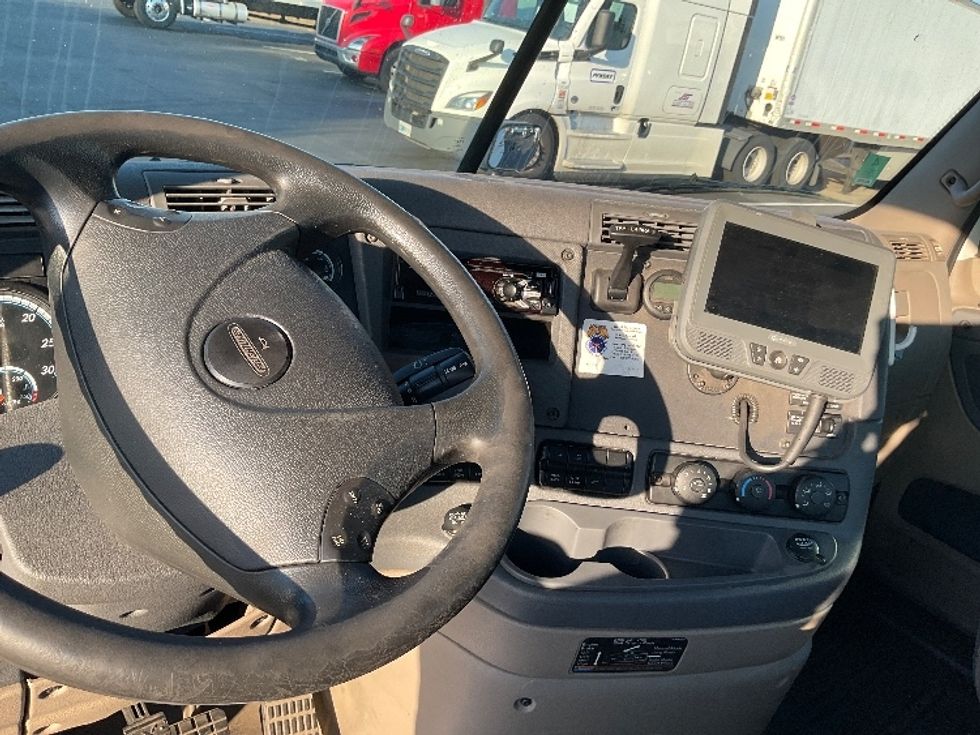 Day Cab Tractor-Heavy Duty Tractors-Freightliner-2018-Cascadia 12564ST-New Castle-DE-398,362\n\t\tmiles-$ 42,250 - Image 11