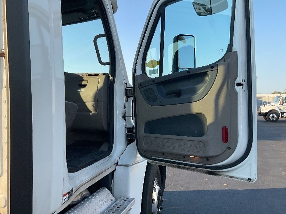Day Cab Tractor-Heavy Duty Tractors-Freightliner-2018-Cascadia 12564ST-New Castle-DE-398,362\n\t\tmiles-$ 42,250 - Image 12