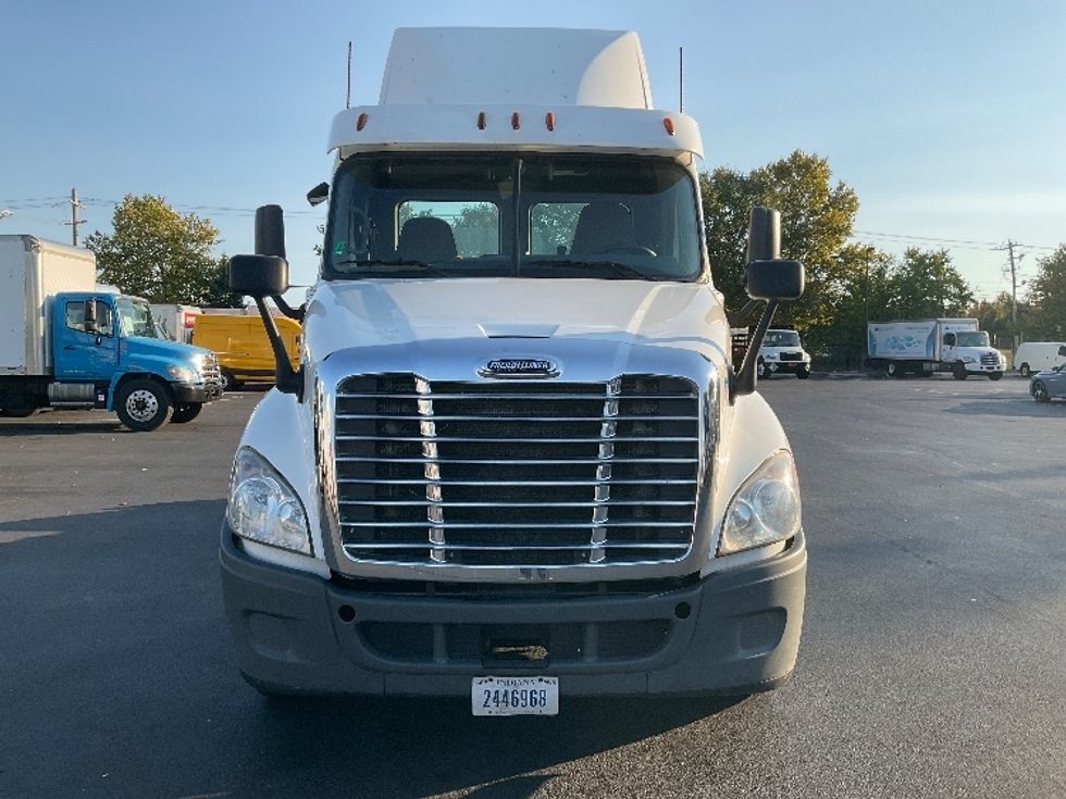 Day Cab Tractor-Heavy Duty Tractors-Freightliner-2018-Cascadia 12564ST-New Castle-DE-398,362\n\t\tmiles-$ 42,250 - Image 2