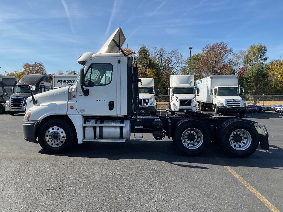 Day Cab Tractor-Heavy Duty Tractors-Freightliner-2018-Cascadia 12564ST-New Castle-DE-398,362\n\t\tmiles-$ 42,250 - Image 4