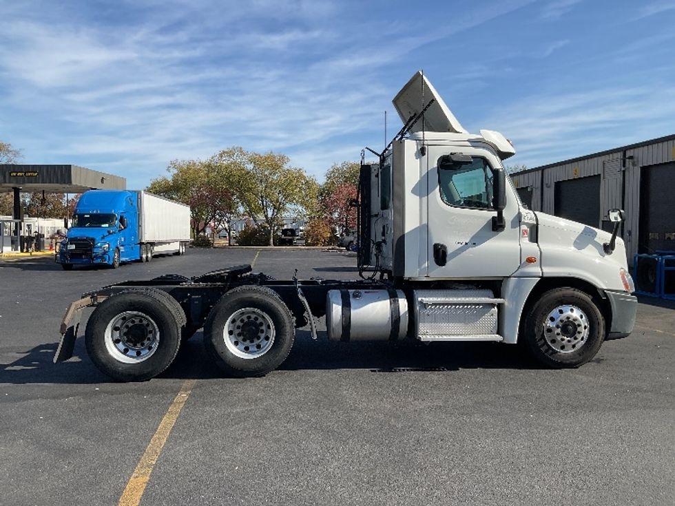 Day Cab Tractor-Heavy Duty Tractors-Freightliner-2018-Cascadia 12564ST-New Castle-DE-398,362\n\t\tmiles-$ 42,250 - Image 8