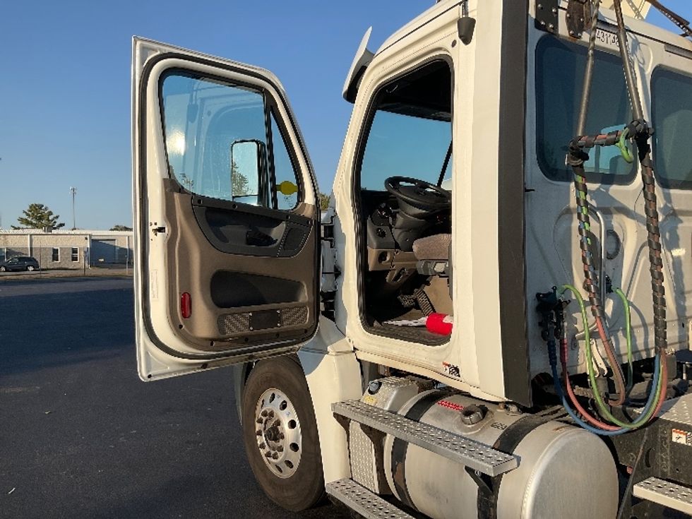Day Cab Tractor-Heavy Duty Tractors-Freightliner-2018-Cascadia 12564ST-New Castle-DE-398,362\n\t\tmiles-$ 42,250 - Image 9