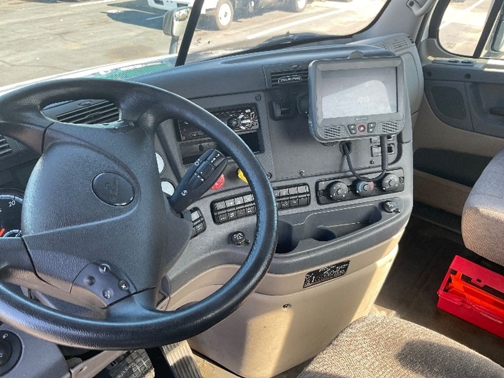 Day Cab Tractor-Heavy Duty Tractors-Freightliner-2018-Cascadia 12564ST-New Castle-DE-439,534\n\t\tmiles-$ 39,250 - Image 11