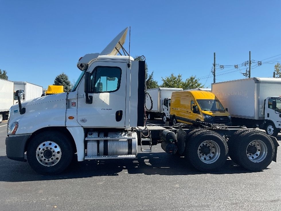 Day Cab Tractor-Heavy Duty Tractors-Freightliner-2018-Cascadia 12564ST-New Castle-DE-439,534\n\t\tmiles-$ 39,250 - Image 4