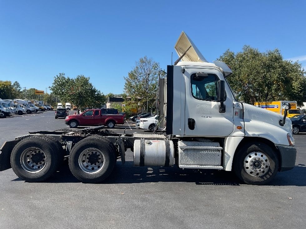 Day Cab Tractor-Heavy Duty Tractors-Freightliner-2018-Cascadia 12564ST-New Castle-DE-439,534\n\t\tmiles-$ 39,250 - Image 8
