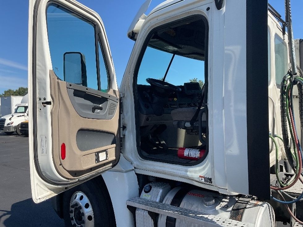 Day Cab Tractor-Heavy Duty Tractors-Freightliner-2018-Cascadia 12564ST-New Castle-DE-439,534\n\t\tmiles-$ 39,250 - Image 9