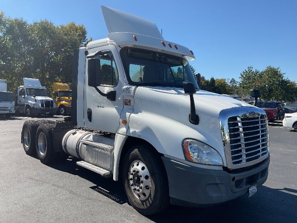 Day Cab Tractor-Heavy Duty Tractors-Freightliner-2018-Cascadia 12564ST-New Castle-DE-441,630\n\t\tmiles-$ 31,500 - Image 1