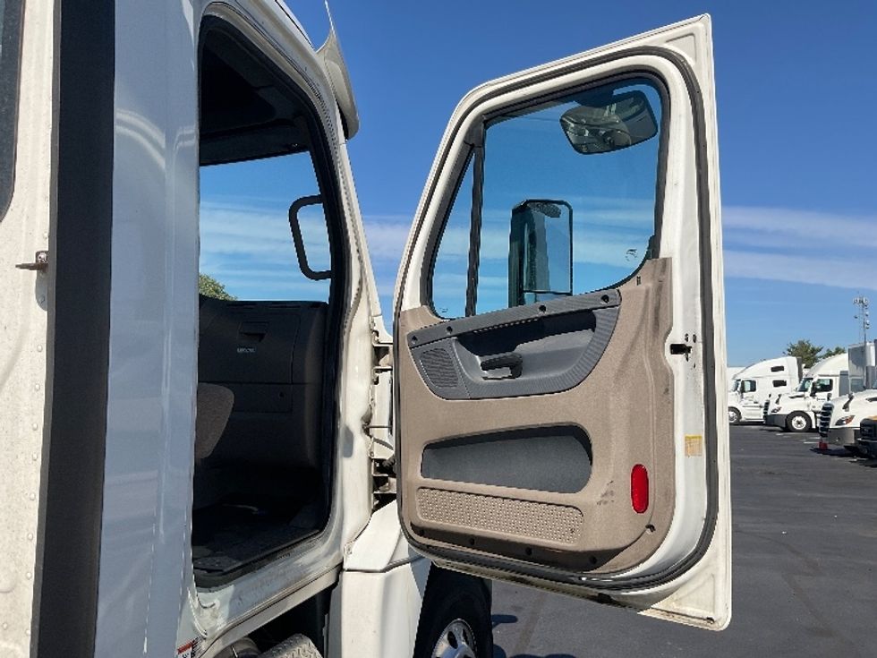 Day Cab Tractor-Heavy Duty Tractors-Freightliner-2018-Cascadia 12564ST-New Castle-DE-441,630\n\t\tmiles-$ 31,500 - Image 12