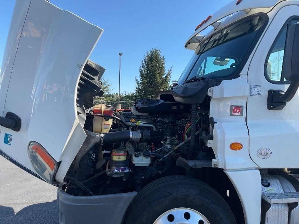 Day Cab Tractor-Heavy Duty Tractors-Freightliner-2018-Cascadia 12564ST-New Castle-DE-441,630\n\t\tmiles-$ 31,500 - Image 16