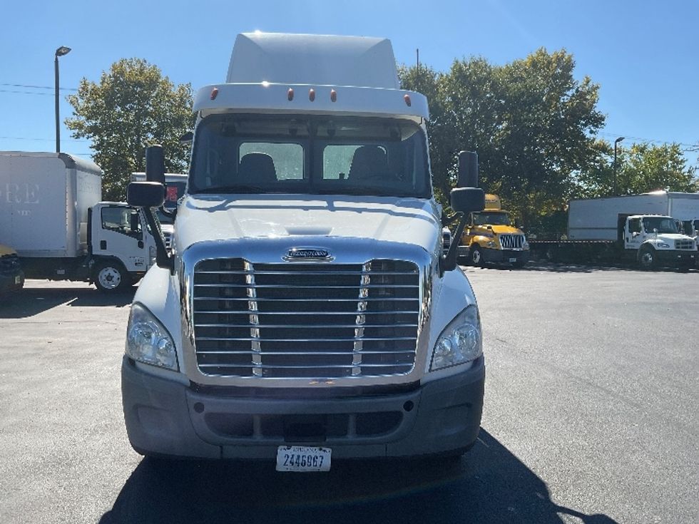 Day Cab Tractor-Heavy Duty Tractors-Freightliner-2018-Cascadia 12564ST-New Castle-DE-441,630\n\t\tmiles-$ 31,500 - Image 2