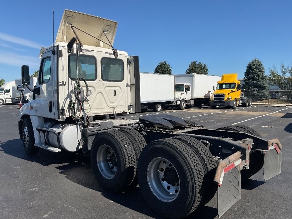 Day Cab Tractor-Heavy Duty Tractors-Freightliner-2018-Cascadia 12564ST-New Castle-DE-441,630\n\t\tmiles-$ 31,500 - Image 5