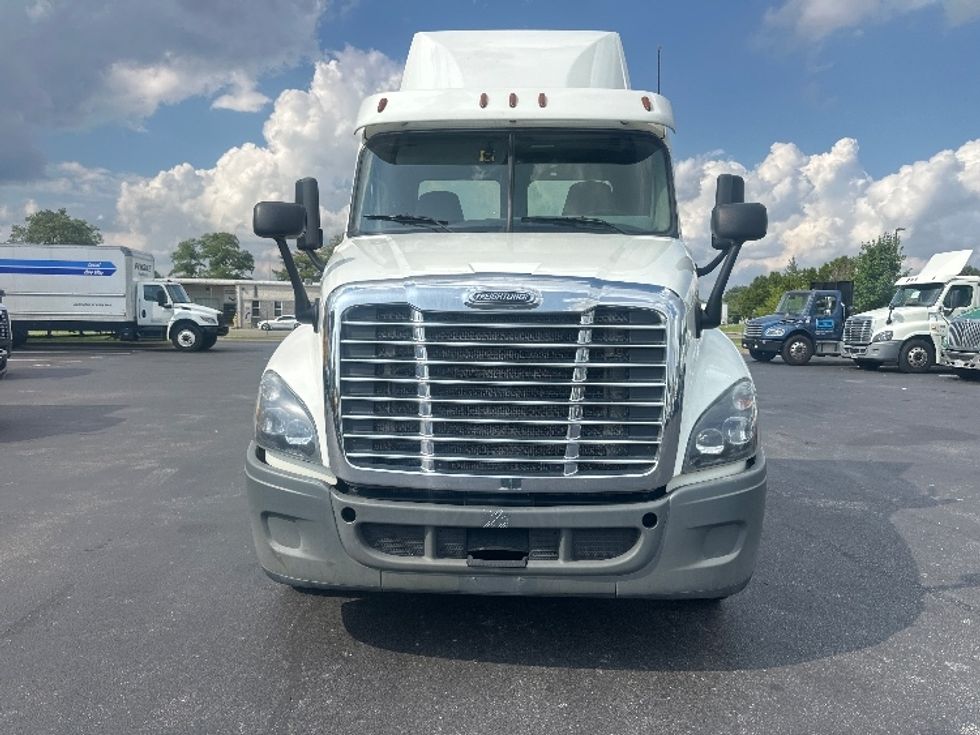 2018 Freightliner Cascadia 125" Sleeper Cab photo 2