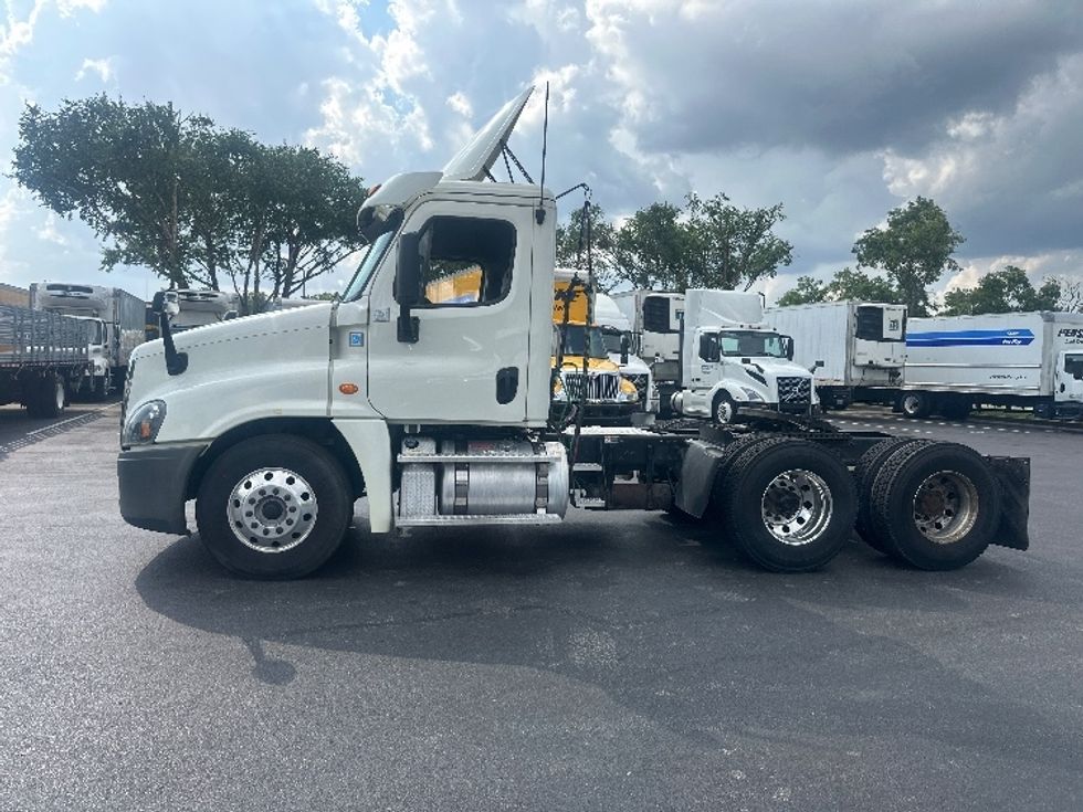 2018 Freightliner Cascadia 125" Sleeper Cab photo 4