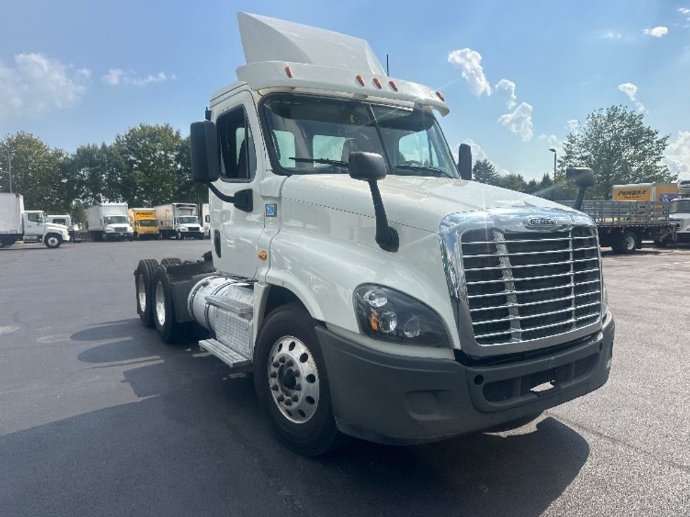 Day Cab Tractor-Heavy Duty Tractors-Freightliner-2018-Cascadia 12564ST-New Castle-DE-527,988\n\t\tmiles-$ 28,000 - Image 1