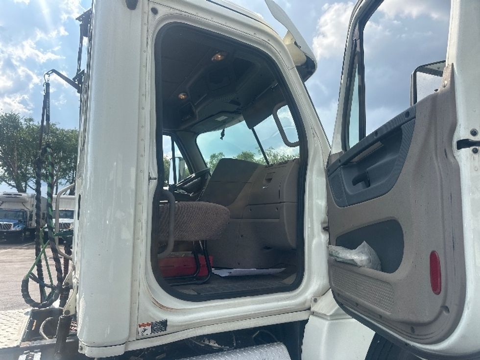 Day Cab Tractor-Heavy Duty Tractors-Freightliner-2018-Cascadia 12564ST-New Castle-DE-527,988\n\t\tmiles-$ 28,000 - Image 12