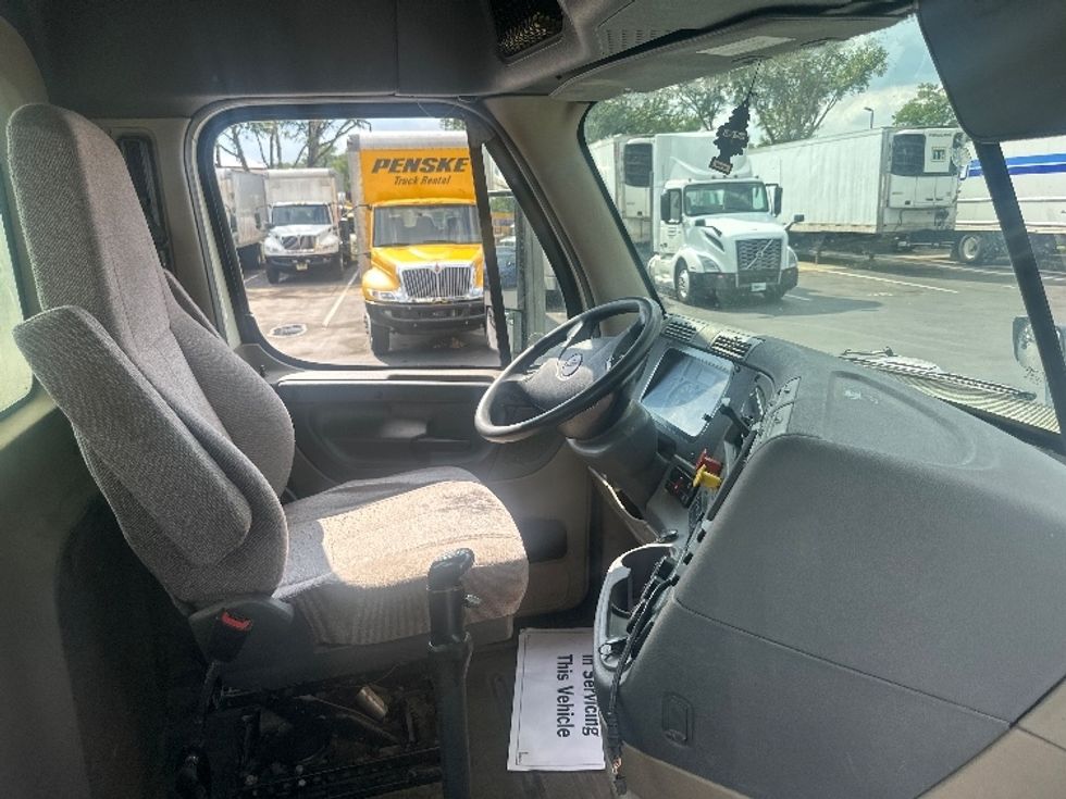 Day Cab Tractor-Heavy Duty Tractors-Freightliner-2018-Cascadia 12564ST-New Castle-DE-527,988\n\t\tmiles-$ 28,000 - Image 14