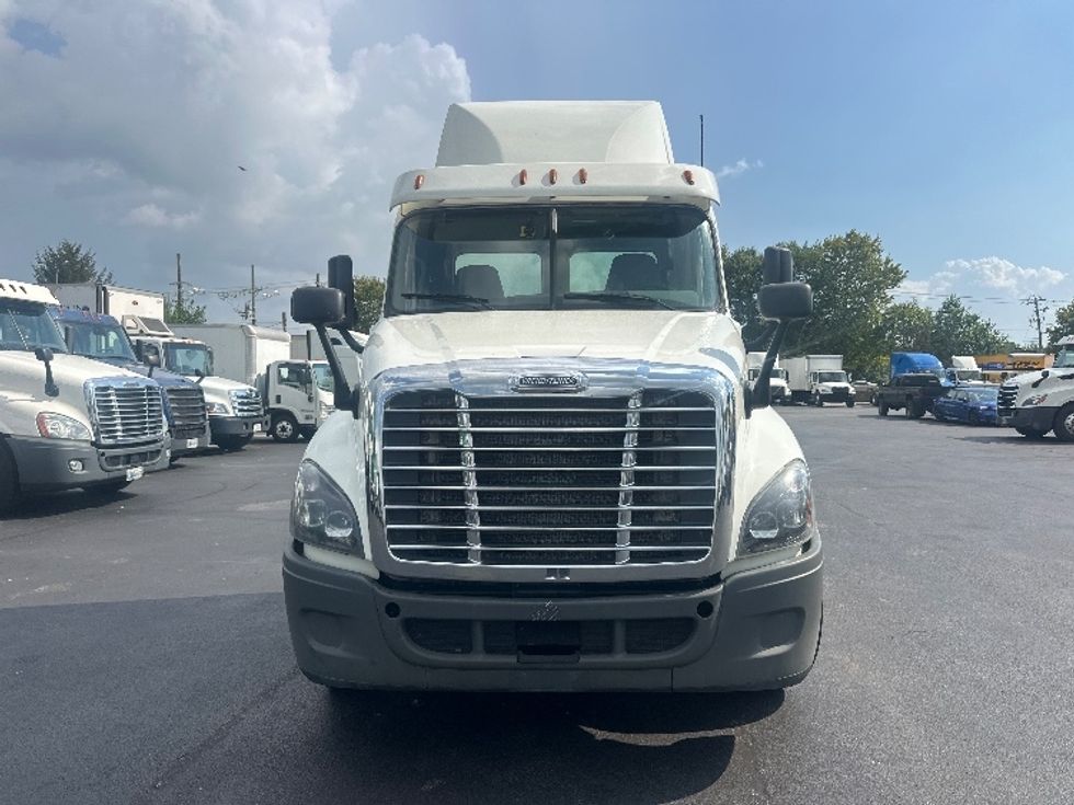 Day Cab Tractor-Heavy Duty Tractors-Freightliner-2018-Cascadia 12564ST-New Castle-DE-527,988\n\t\tmiles-$ 28,000 - Image 2