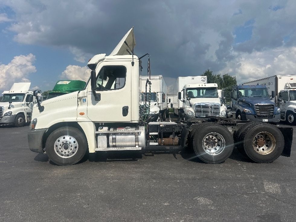 Day Cab Tractor-Heavy Duty Tractors-Freightliner-2018-Cascadia 12564ST-New Castle-DE-527,988\n\t\tmiles-$ 28,000 - Image 4