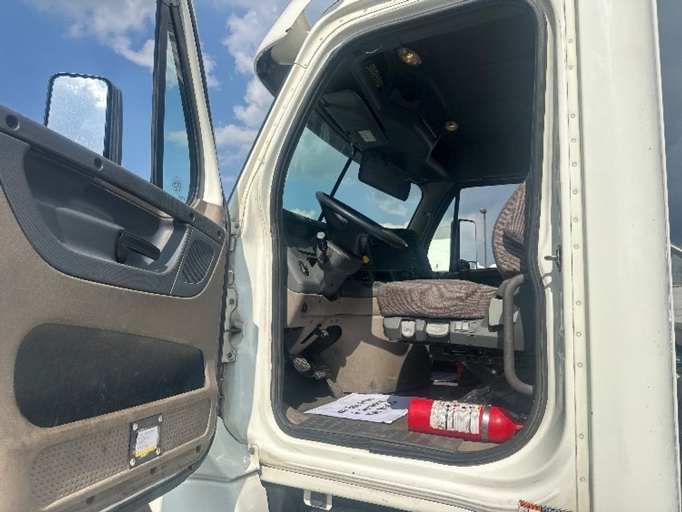 Day Cab Tractor-Heavy Duty Tractors-Freightliner-2018-Cascadia 12564ST-New Castle-DE-527,988\n\t\tmiles-$ 28,000 - Image 9