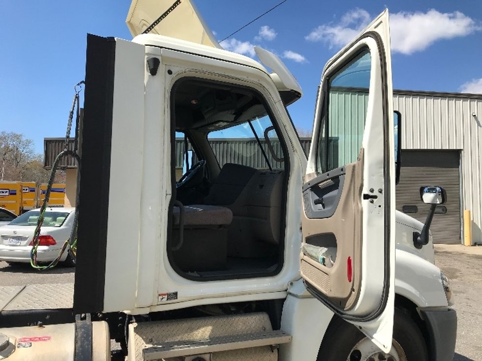 Day Cab Tractor-Heavy Duty Tractors-Freightliner-2018-Cascadia 12564ST-Newport News-VA-417,825\n\t\tmiles-$ 38,500 - Image 12