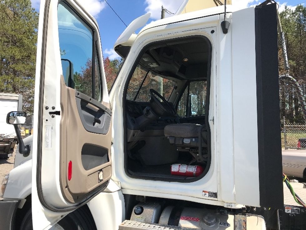 Day Cab Tractor-Heavy Duty Tractors-Freightliner-2018-Cascadia 12564ST-Newport News-VA-417,825\n\t\tmiles-$ 38,500 - Image 9