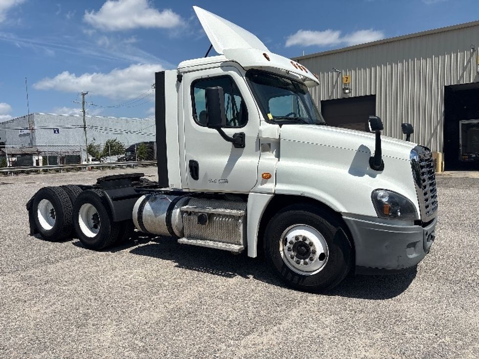 Day Cab Tractor-Heavy Duty Tractors-Freightliner-2018-Cascadia 12564ST-Norfolk-VA-533,998\n\t\tmiles-$ 32,500 - Image 1