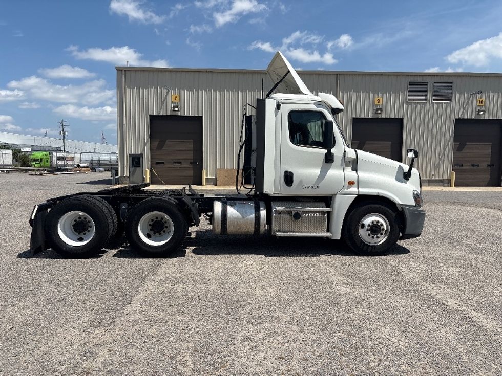 Day Cab Tractor-Heavy Duty Tractors-Freightliner-2018-Cascadia 12564ST-Norfolk-VA-533,998\n\t\tmiles-$ 32,500 - Image 8
