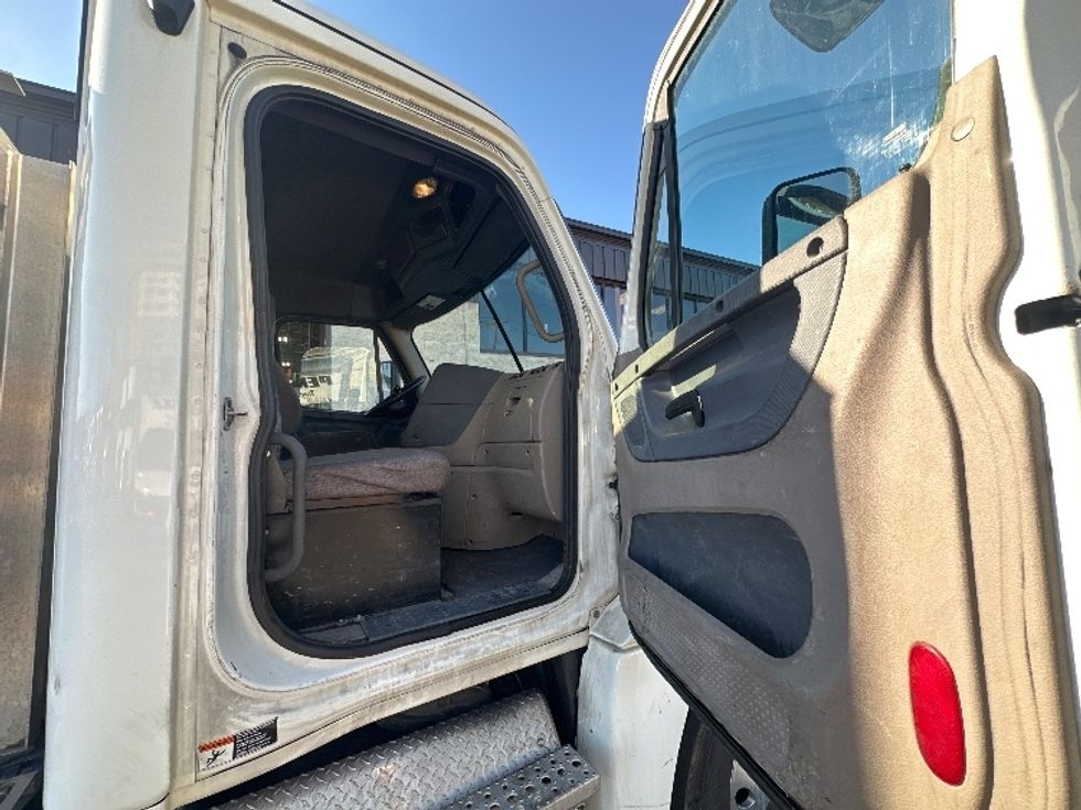 Day Cab Tractor-Heavy Duty Tractors-Freightliner-2018-Cascadia 12564ST-North Bergen-NJ-181,781\n\t\tmiles-$ 47,250 - Image 12