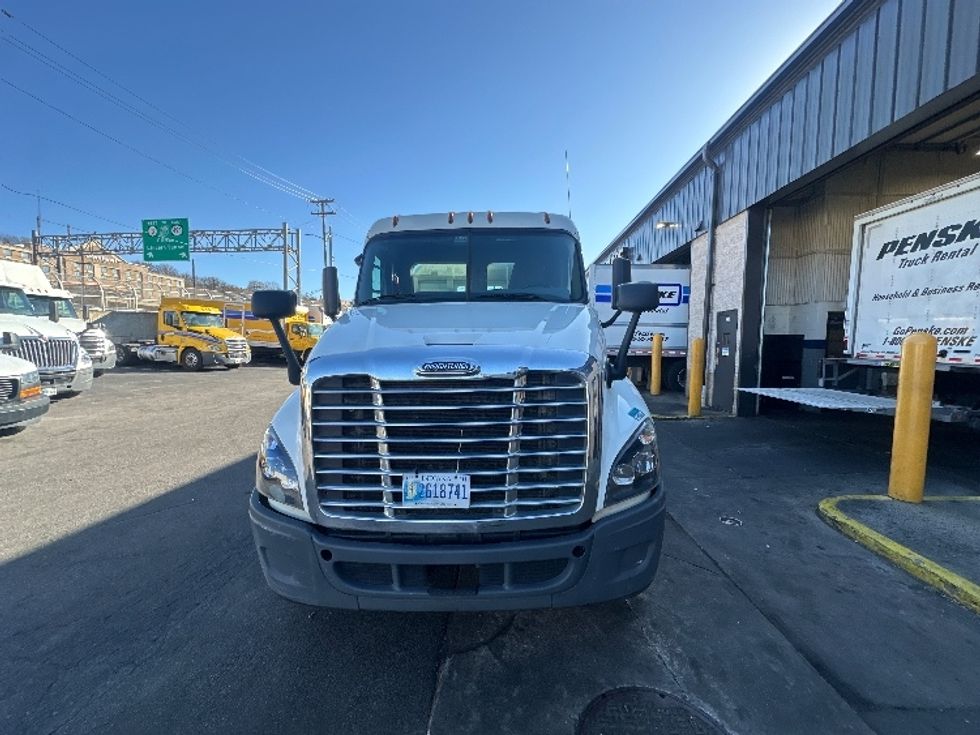 Day Cab Tractor-Heavy Duty Tractors-Freightliner-2018-Cascadia 12564ST-North Bergen-NJ-181,781\n\t\tmiles-$ 47,250 - Image 2