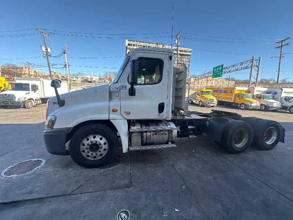 Day Cab Tractor-Heavy Duty Tractors-Freightliner-2018-Cascadia 12564ST-North Bergen-NJ-181,781\n\t\tmiles-$ 47,250 - Image 4