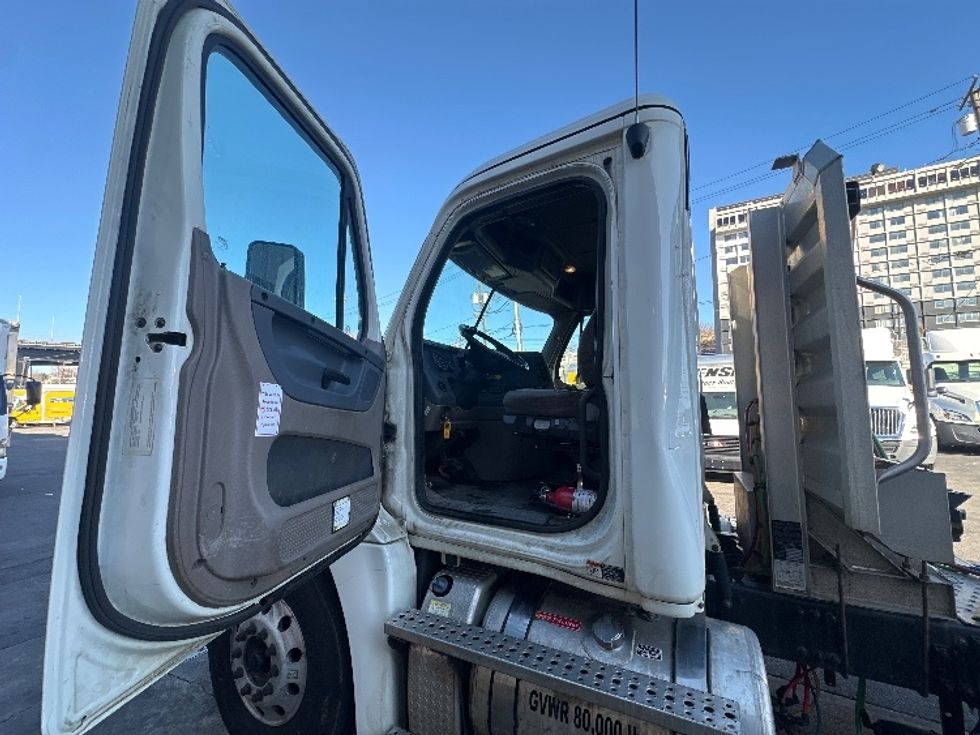 Day Cab Tractor-Heavy Duty Tractors-Freightliner-2018-Cascadia 12564ST-North Bergen-NJ-181,781\n\t\tmiles-$ 47,250 - Image 9