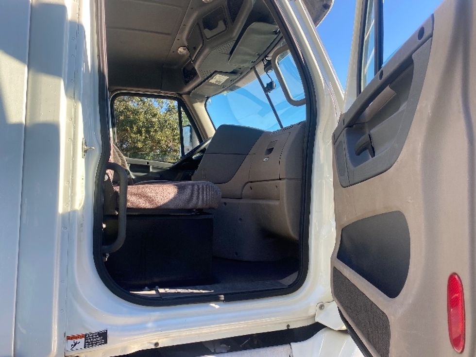 Day Cab Tractor-Heavy Duty Tractors-Freightliner-2018-Cascadia 12564ST-Ocala-FL-610,843\n\t\tmiles-$ 25,500 - Image 12