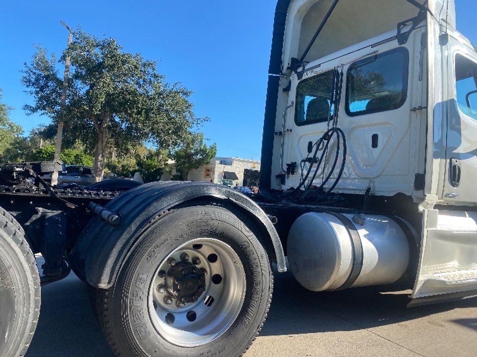 Day Cab Tractor-Heavy Duty Tractors-Freightliner-2018-Cascadia 12564ST-Ocala-FL-610,843\n\t\tmiles-$ 25,500 - Image 18