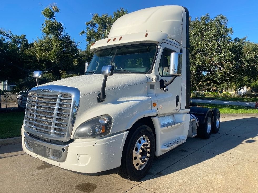 Day Cab Tractor-Heavy Duty Tractors-Freightliner-2018-Cascadia 12564ST-Ocala-FL-610,843\n\t\tmiles-$ 25,500 - Image 3
