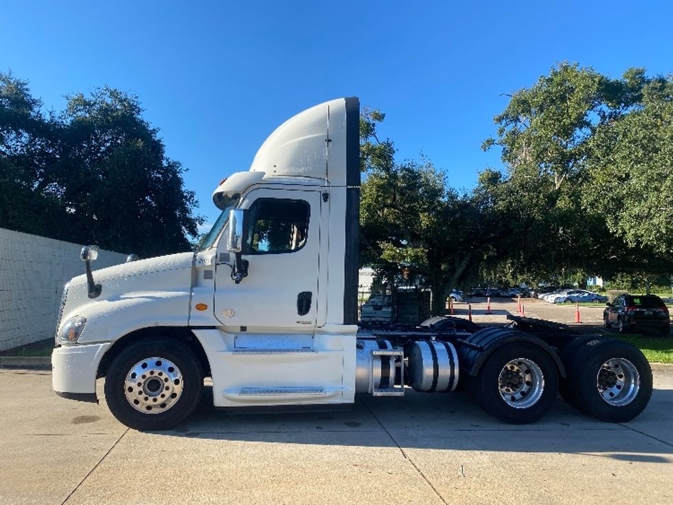 Day Cab Tractor-Heavy Duty Tractors-Freightliner-2018-Cascadia 12564ST-Ocala-FL-610,843\n\t\tmiles-$ 25,500 - Image 4