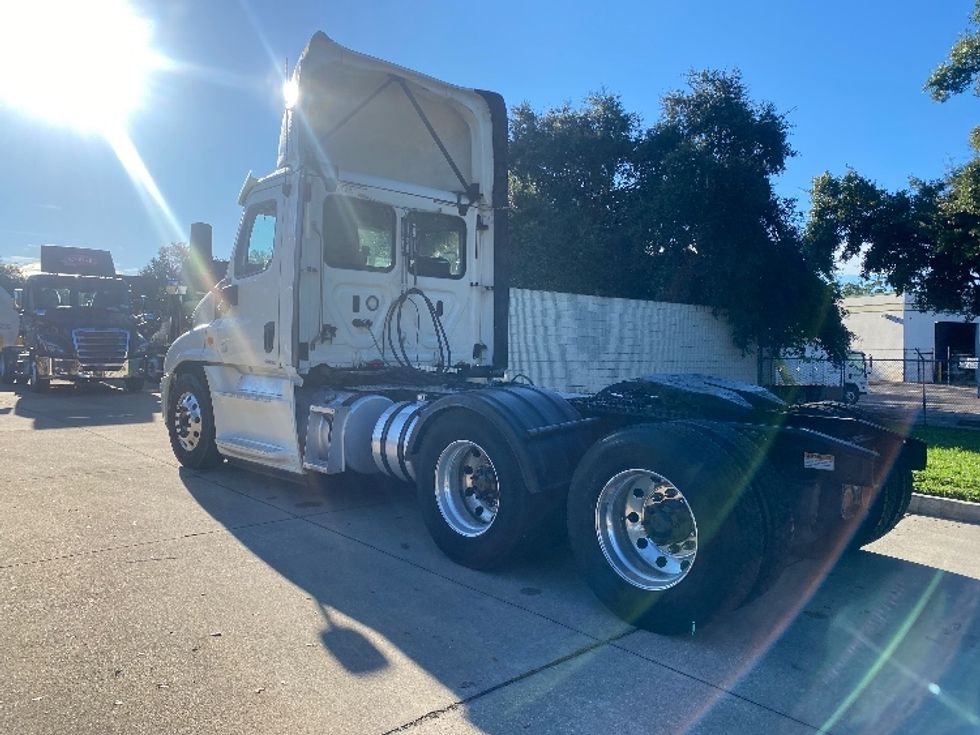 Day Cab Tractor-Heavy Duty Tractors-Freightliner-2018-Cascadia 12564ST-Ocala-FL-610,843\n\t\tmiles-$ 25,500 - Image 5