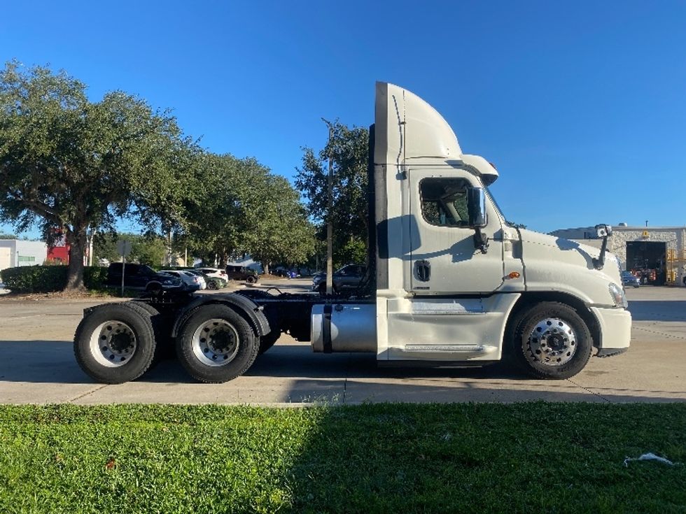 Day Cab Tractor-Heavy Duty Tractors-Freightliner-2018-Cascadia 12564ST-Ocala-FL-610,843\n\t\tmiles-$ 25,500 - Image 8