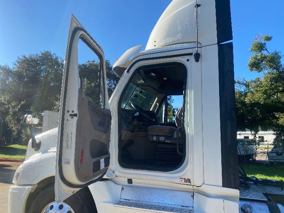 Day Cab Tractor-Heavy Duty Tractors-Freightliner-2018-Cascadia 12564ST-Ocala-FL-610,843\n\t\tmiles-$ 25,500 - Image 9
